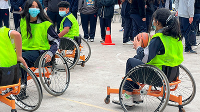 Imparten juegos deportivos adaptados para estudiantes con discapacidad