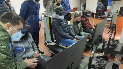 Jóvenes de residencias de Mejor Niñez Valparaíso visitan Escuela de Aviación