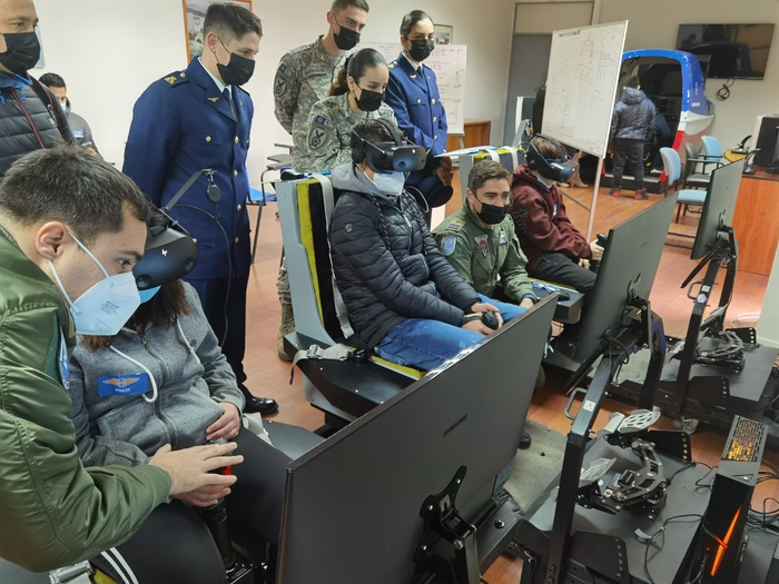 Jóvenes de residencias de Mejor Niñez Valparaíso visitan Escuela de Aviación