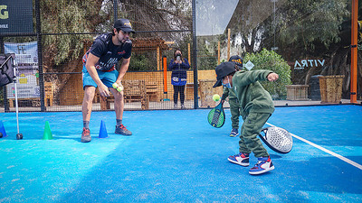 Niños y niñas de residencia Mejor Niñez participan de clase de pádel en Copiapó