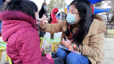 Mejor Niñez Aysén difundió programa familia de acogida en plaza ciudadana de Coyhaique