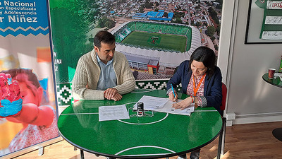 Mejor Niñez firma convenio con Club Deportes Temuco