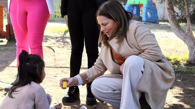 Niños, niñas y adolescentes de centros Residenciales de Coquimbo reciben útiles escolares