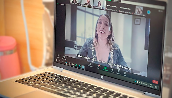 Notebook conectado al inicio de cursos de formación continua en Mejor Niñez