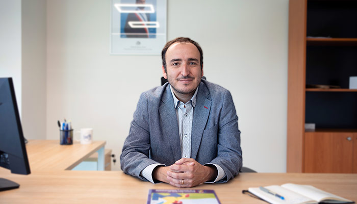Adrians Díaz sociólogo de profesión es el nuevo director regional de Los Lagos